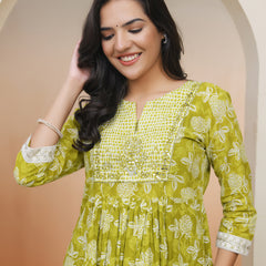 Women green Cotton kurta with cotton pant & dupatta
